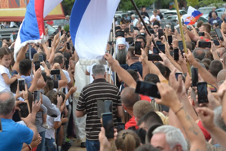 Patrijarh i mitropolit aplauzom dočekani u Podgorici, građani skandirali “Vladiko, sokole”