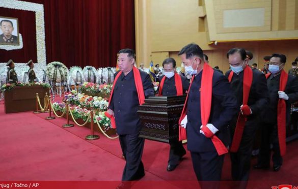 Fotografija koja obilazi svijet: Korona hara, a Kim Džong Un bez maske nosi kovčeg