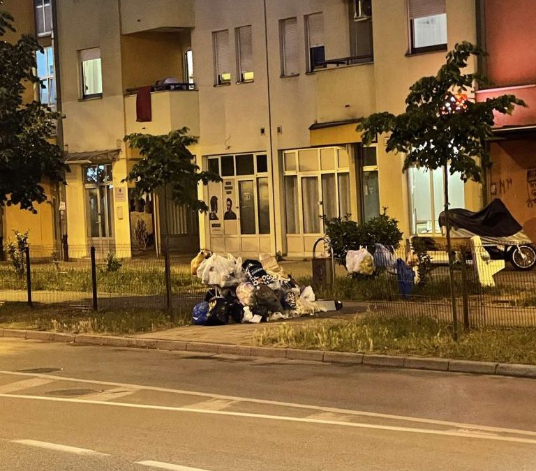 Banjalučka “Centar Aleja” u smeću