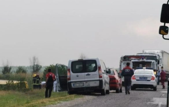 Minibus s radnicima sletio u jarak