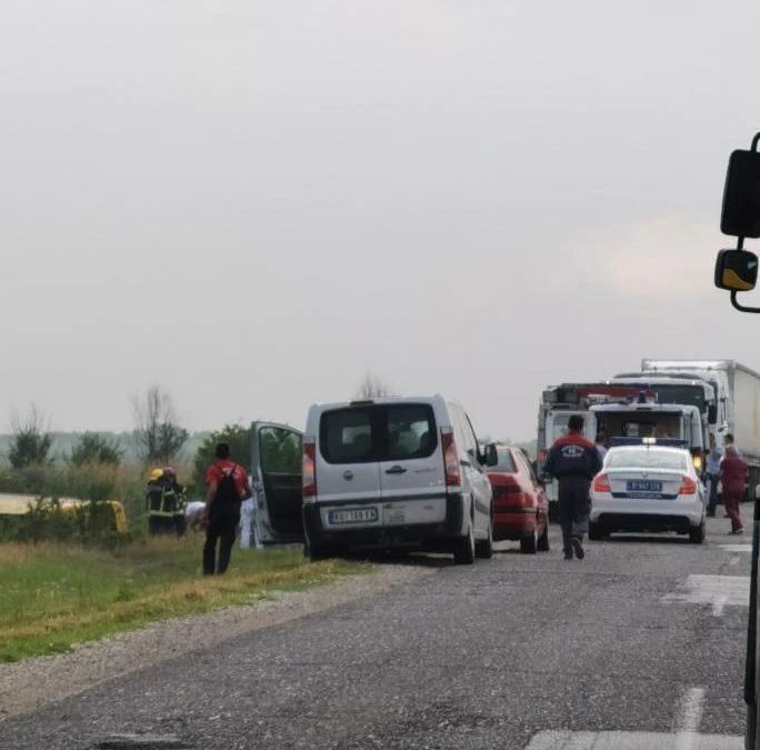 Minibus s radnicima sletio u jarak