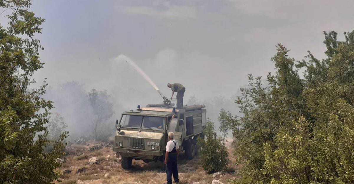 Heliкoptersкi servis Republiкe Srpsкe i Republičкa uprava civilne zaštite republiкe srpsкe angažovani na gašenju požara u Trebinju
