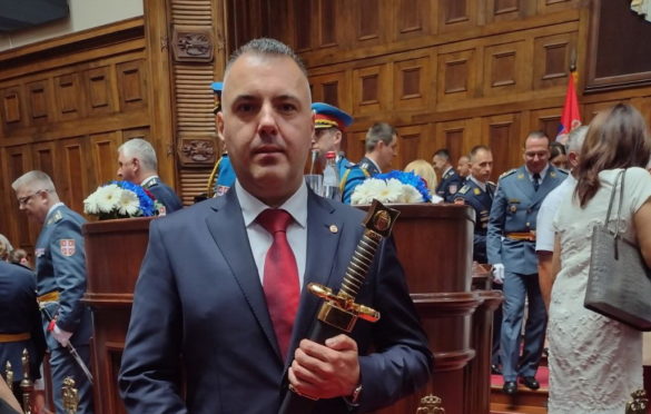 Na svečanosti povodom završetka 11. klase  Visokih studija bezbjednosti i odbrane Siniši Vidoviću uručen srpski srednjevjekovni mač