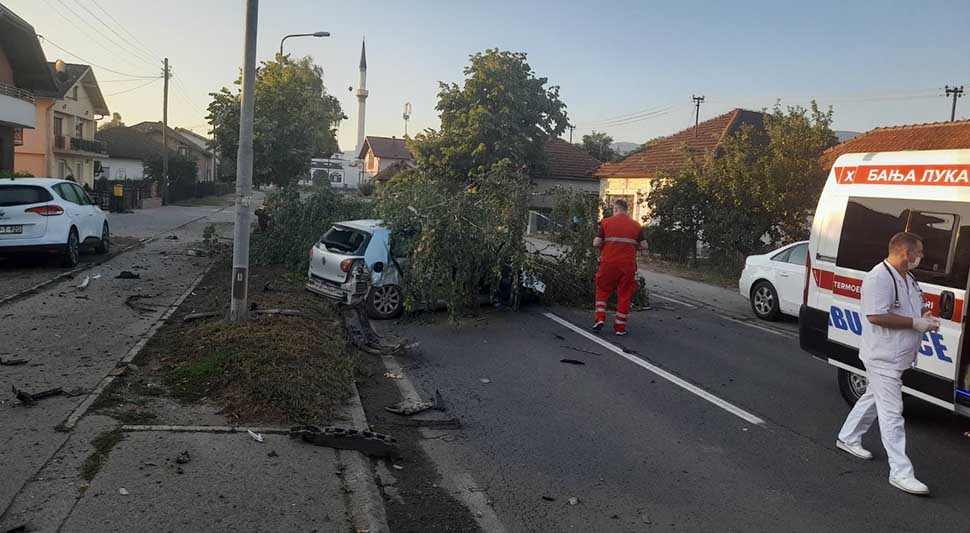 U nezgodi u Banjaluci dvoje povrijeđenih, na vozilo palo drvo