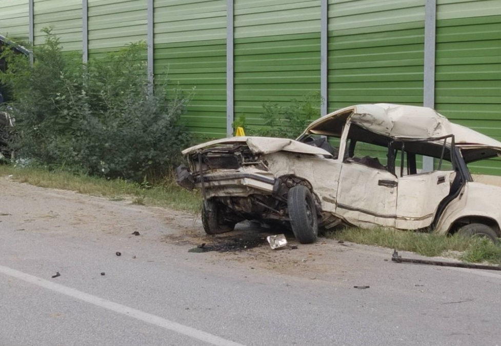 Jedna osoba poginula, 13 povrijeđeno u sudaru autobusa i auta