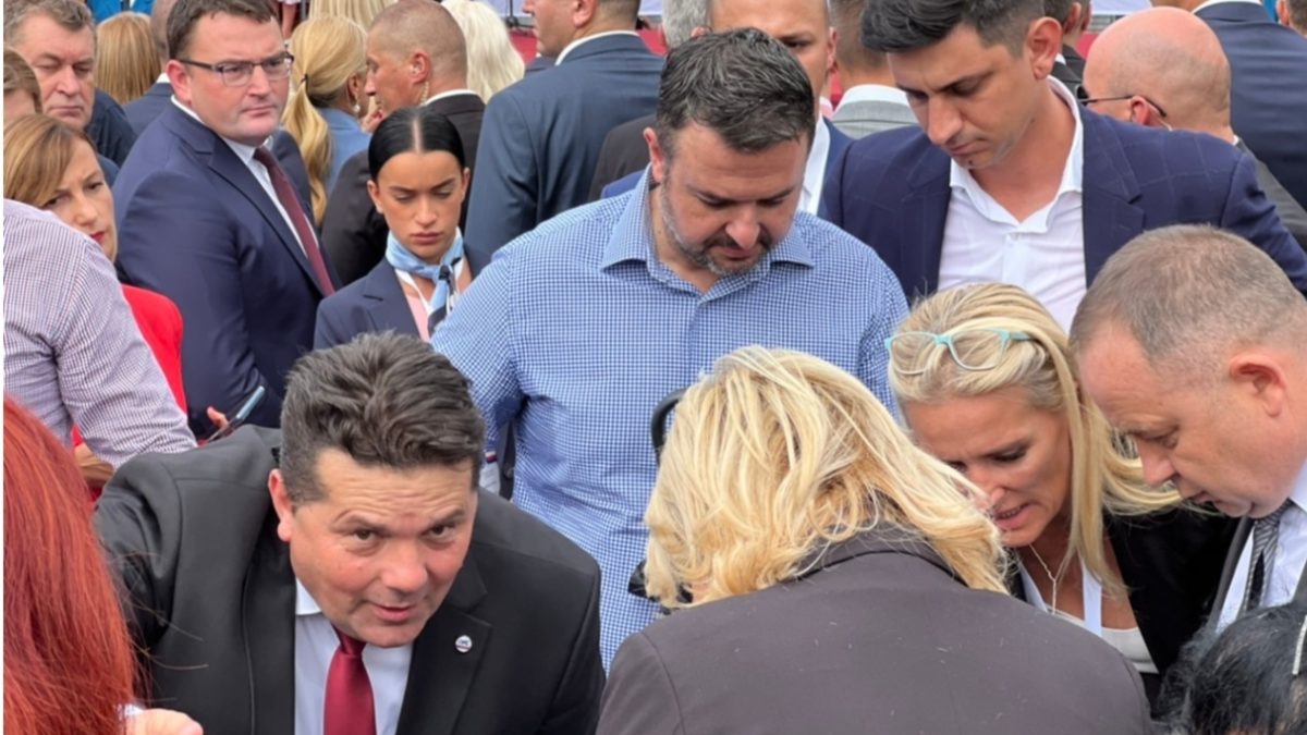 Stevandić i Novitović pomogli djevojci koja je pala u nesvijest za vrijeme Vučićevog govora