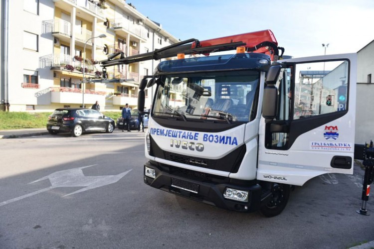 PDP prevario aktivistu za zaposlenje, on im parkirao auto na ulazu u kancelariju
