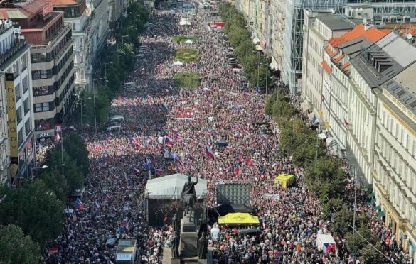 70 hiljada ljudi protestovalo u Pragu: Nezadovoljni ekonomskim stanjem, ali i sankcijama Rusiji