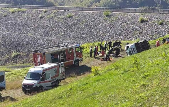 Prevrnuo se autobus pun putnika, ima mrtvih