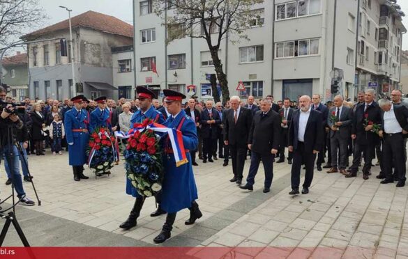 Položeno cvijeće kod Spomenika slobode u Nevesinju