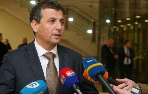 Vukanović parikao auto na ulaz u zgradu Elektroprivrede￼