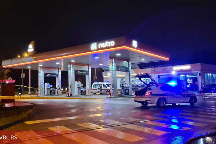 Mladić pada na zemlju, a napadač ga više puta ubada nožem