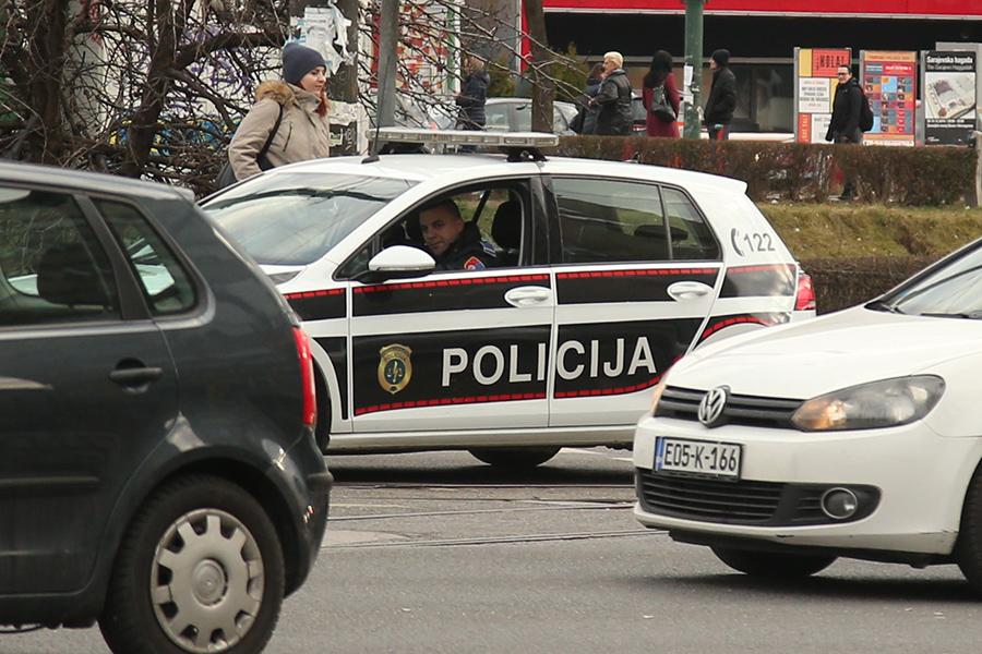 U pretresu kuće pronađene puške, pištolj, bomba i droga