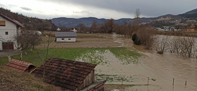Poplave i u Srbiji: Izlio se Lim, evakuisana majka sa šestoro djece