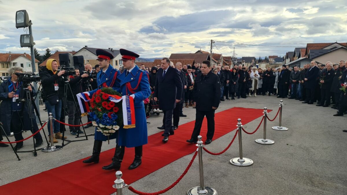 Položeni vijenci na srpskom vojničkom spomen-groblju “Mali Zejtinlik” u Sokocu