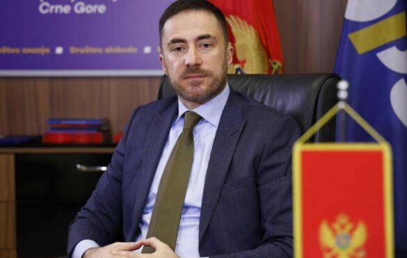 Aleksandar Bogdanović, generalni sekretar DPS-a, apeluje na građane da ga pozovu na njegov mobilni +38267008002 radi podrške Milu Đukanoviću