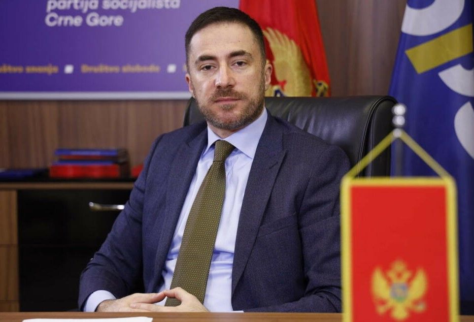 Aleksandar Bogdanović, generalni sekretar DPS-a, apeluje na građane da ga pozovu na njegov mobilni +38267008002 radi podrške Milu Đukanoviću