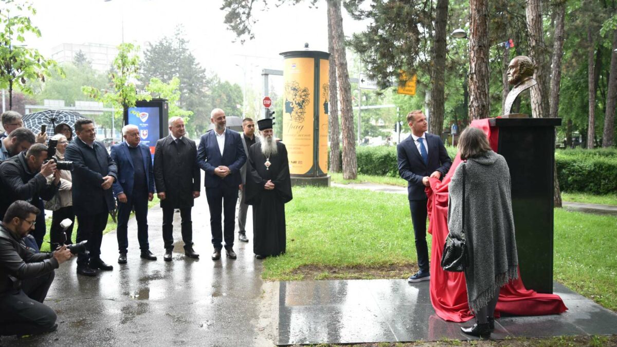 U Banjaluci otkrivena spomen-bista profesoru Predragu Gugi Lazareviću