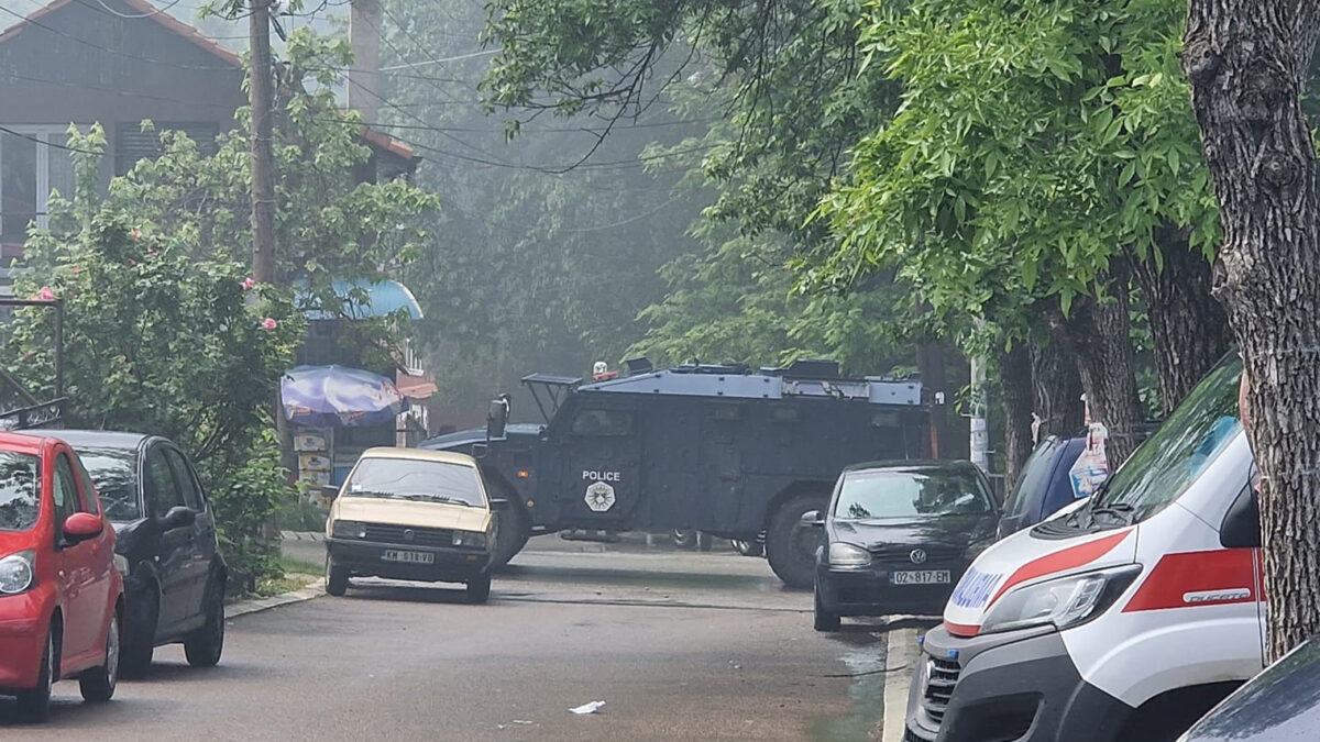 Kosovska policija ušla u zgradu opštine Zvečan: Suzavcem i šok bombama na okupljene Srbe