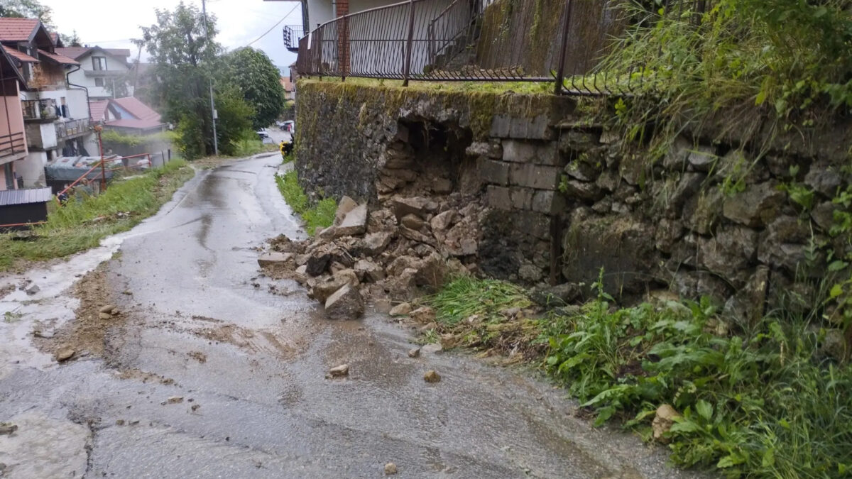 Dok nadležni snimaju teren, kuća i dalje visi zbog odrona