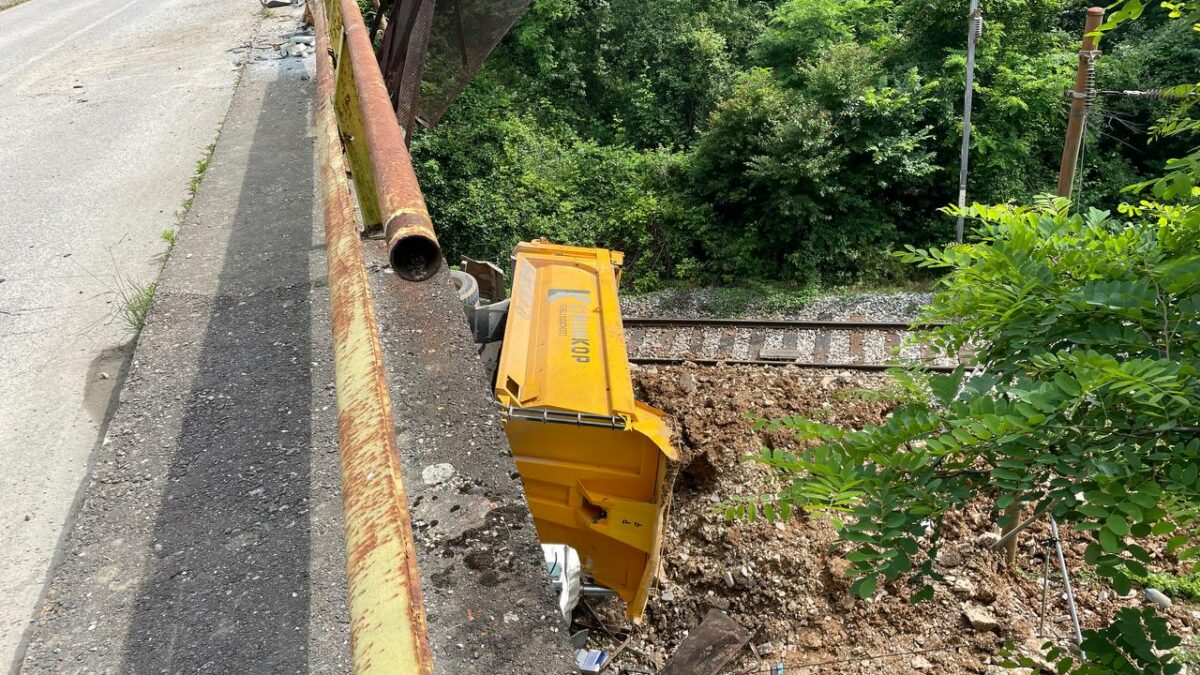 Doboj: Kamion sa nadvožnjaka pao na prugu, vozač teško povrijeđen