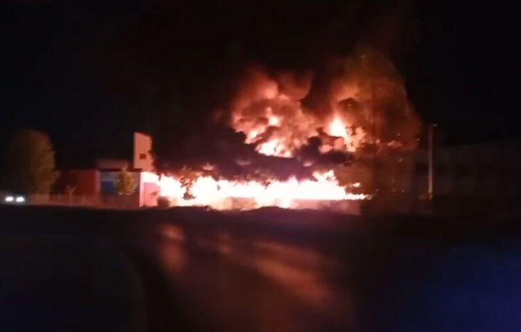 Ima povrijeđenih: Požar u fabrici tekstila stavljen pod kontrolu