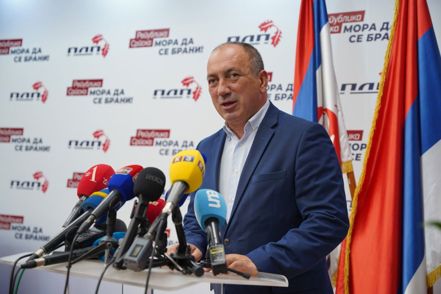 Crnadak najavljuje dolazak PDP ispred Palate Republike