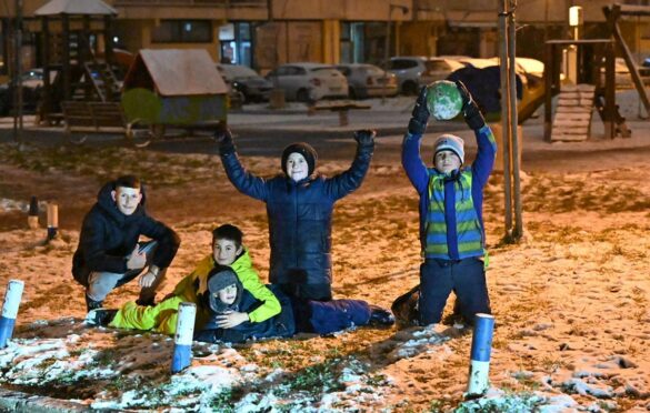 Hrabri dječaci u Banjaluci i po snijegu igraju fudbal 