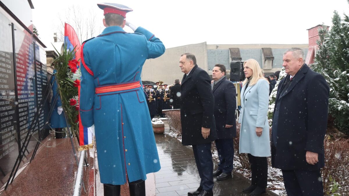 Povodom Dana Republike položeni vijenci palim borcima VRS