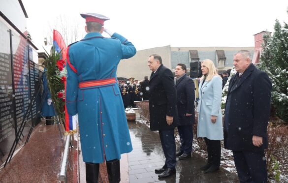 Povodom Dana Republike položeni vijenci palim borcima VRS