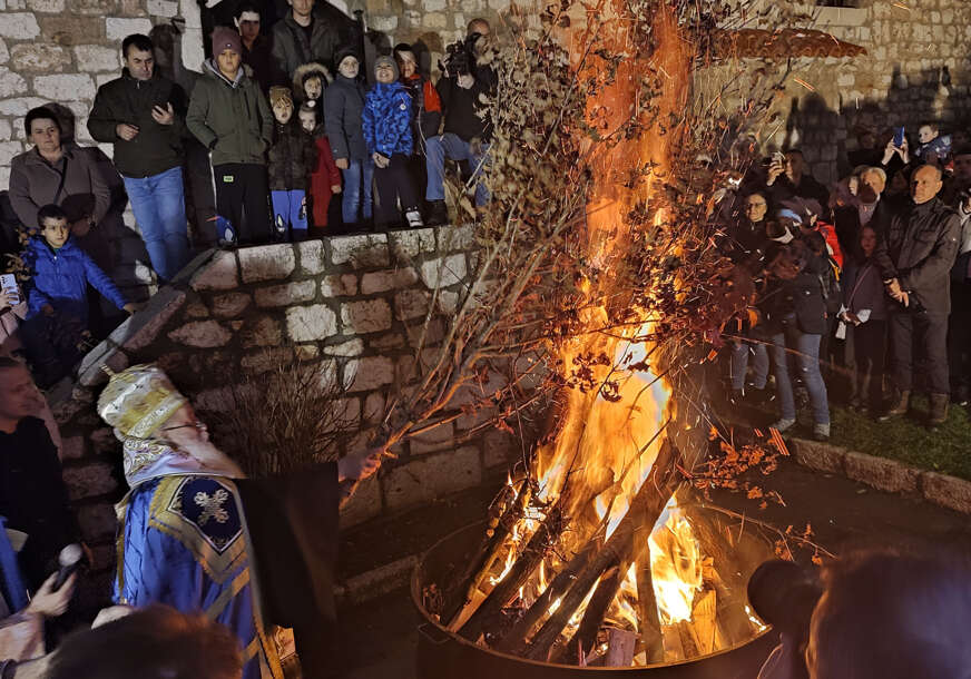 “Za one koji vjeruju, sve je moguće” Mitropolit Hrizostom služio liturgiju u Sarajevu, naloženi badnjaci u porti crkve