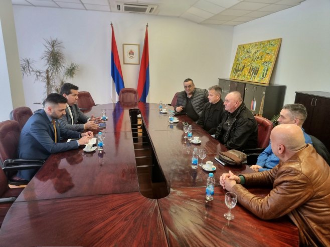 Stevandić sa članovima Asocijacije veterana VRS: Procesiuranje zločina nad Srbima se namjerno oduglovači