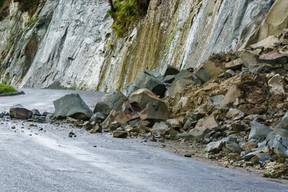 Stravičan odron kod Mostara: Zbog miniranja kamenoloma automobili završili pod vodom