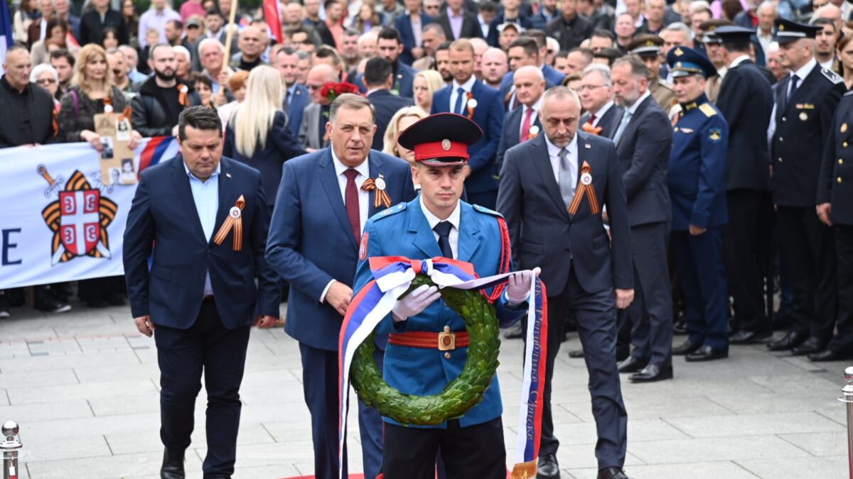 U Banjaluci marš “Besmrtnog puka”; Položeni vijenci na Spomenik žrtvama fašizma