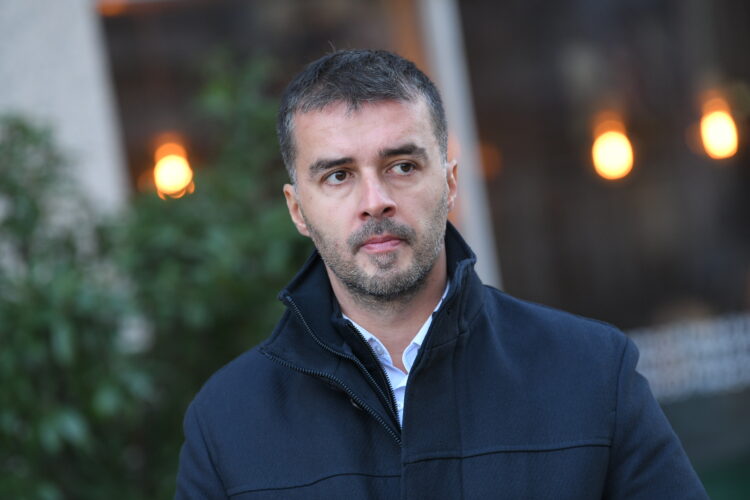 Služba pokušava da vrati Savu Manojlovića u igru: sumnjiva noćna akcija u Loznici