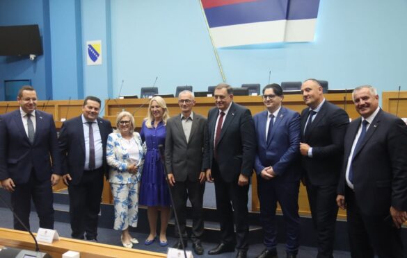 Uz gromoglasan aplauz usvojena Deklaracija o zaštiti nacionalnih i političkih prava i zajedničkoj budućnosti srpskog naroda i Zaključci