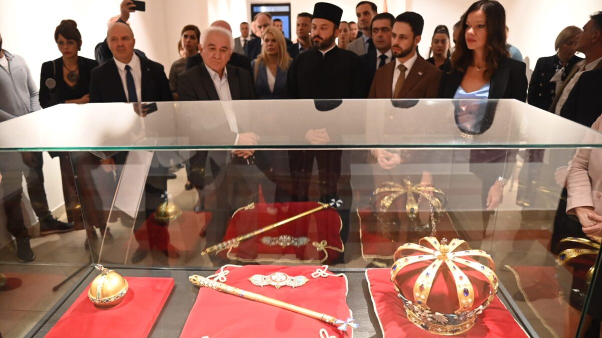 Otvorena izložba “Vladarske insignije kralja Petra Prvog – kruna, šar, žezlo, kopča za plašt”