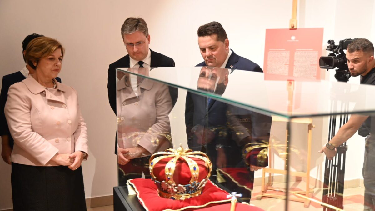 Stevandić na izložbi “Vladarske insignije kralja Petra Prvog – kruna, šar, žezlo, kopča za plašt”; Ova kruna nikad ne napušta svoju državu i svoj narod