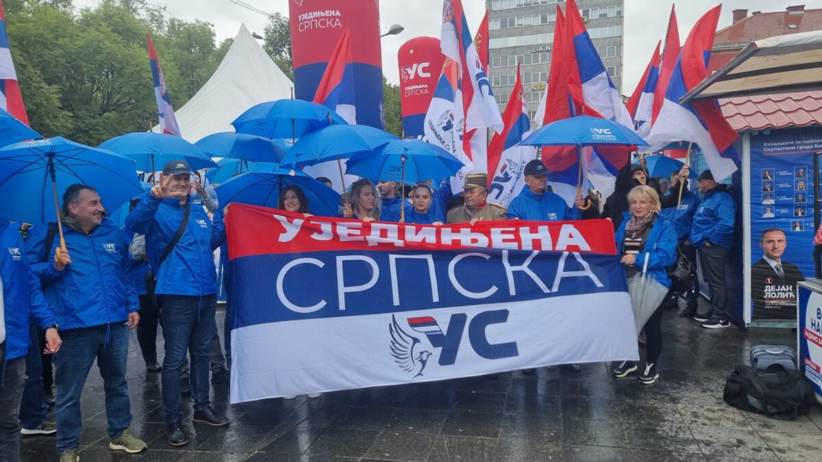 Ujedinjena Srpska Banjalučanima podijelila trobojke: Neraskidiva veza između naroda Srpske i Srbije