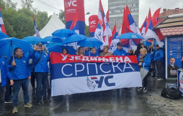 Ujedinjena Srpska Banjalučanima podijelila trobojke: Neraskidiva veza između naroda Srpske i Srbije