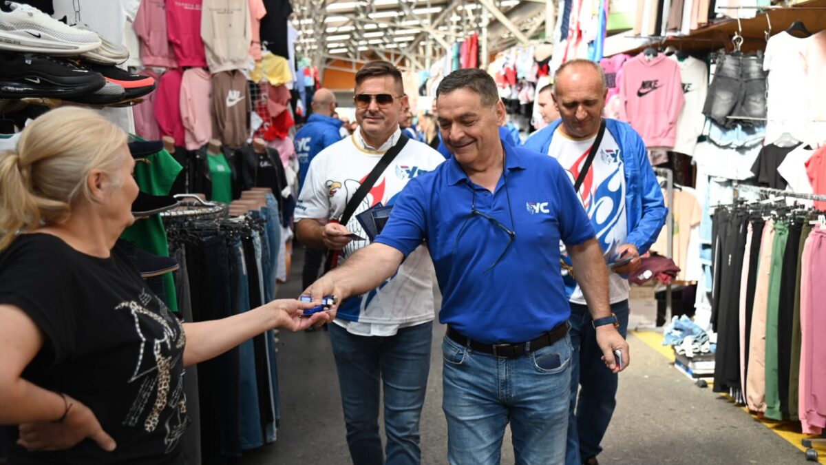 Most u Docu je ključan: Kandidati Ujedinjene Srpske u Banjaluci družili se sa trgovcima i građanima na „Tržnici“