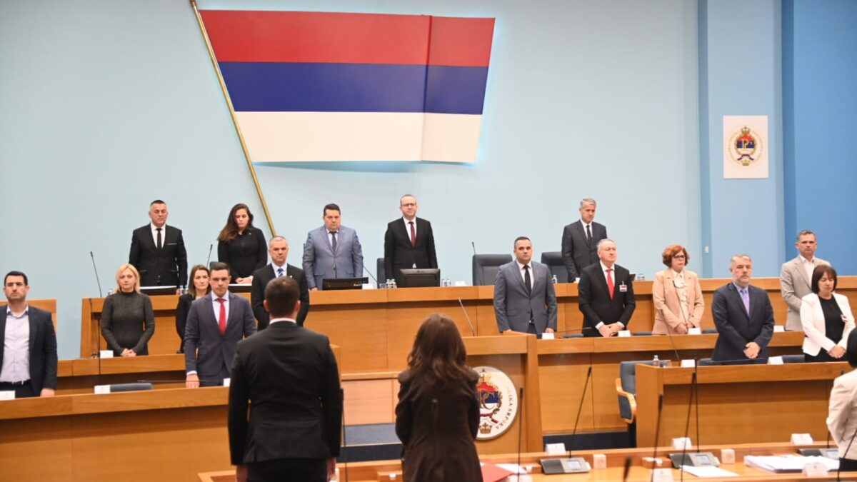 Poslanici minutom ćutanja odali počast žrtvama tragedije u Novom Sadu