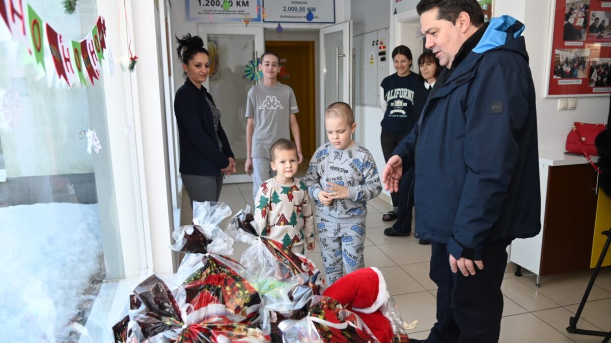 Stevandić uručio paketiće za djecu u roditeljskoj kući “Iskra”