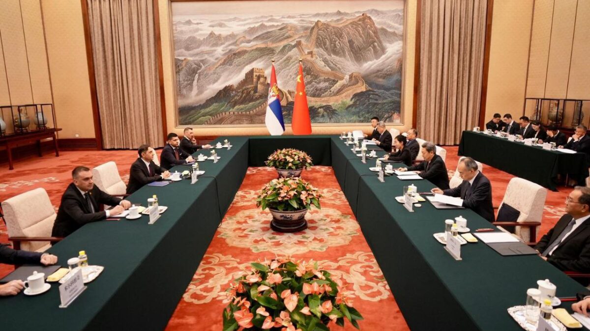 Vulin i Parezanović u Pekingu: Jačanje saradnje sa Kinom u odgovoru na sve veće izazove Zapada i obojene revolucije