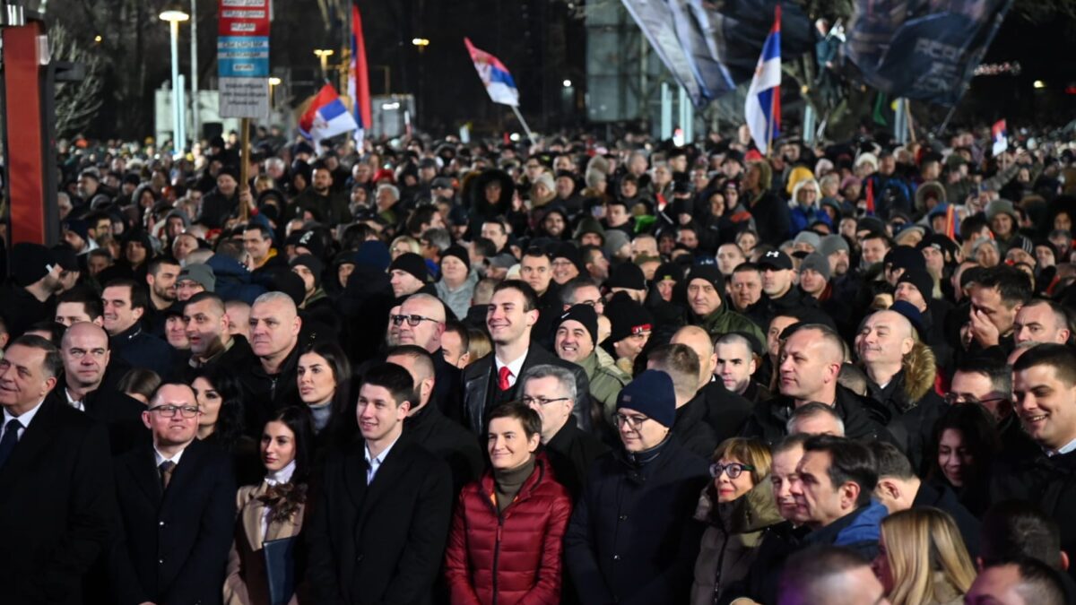 Skup u Sremskoj Mitrovici: “Oni hoće Srbiju koja će da kleči”