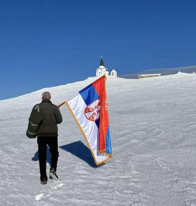 Na Kajmakčalanu jutros razvijene zastave Srbije i Srpske