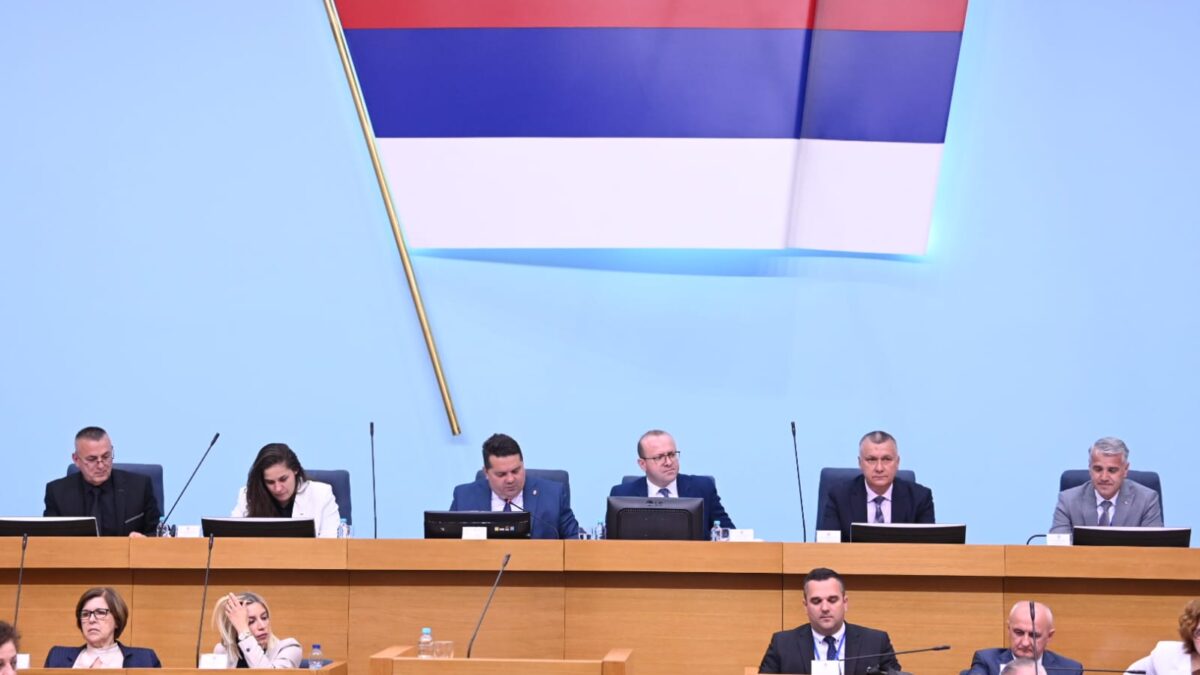 Usvojen Zakon o zabrani pušenja u zatvorenom