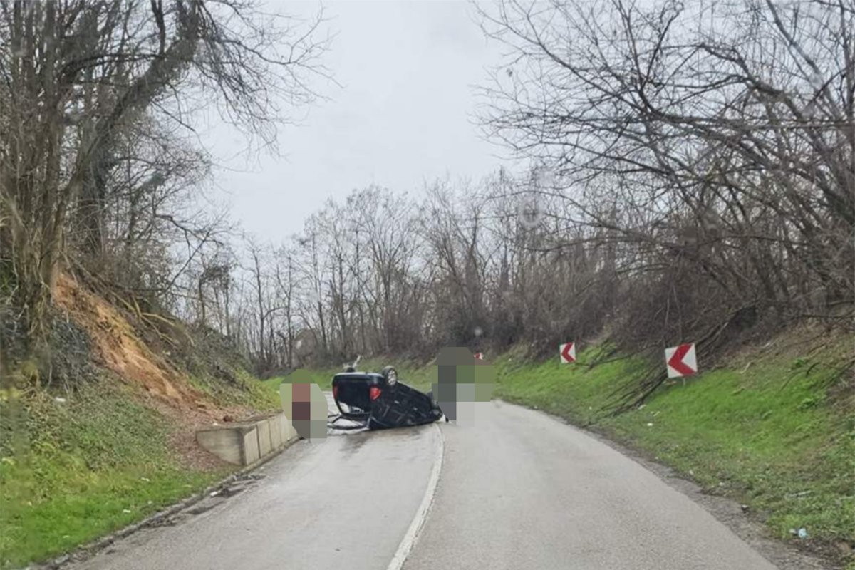 Automobil na krovu na putu Klašnice – Prnjavor
