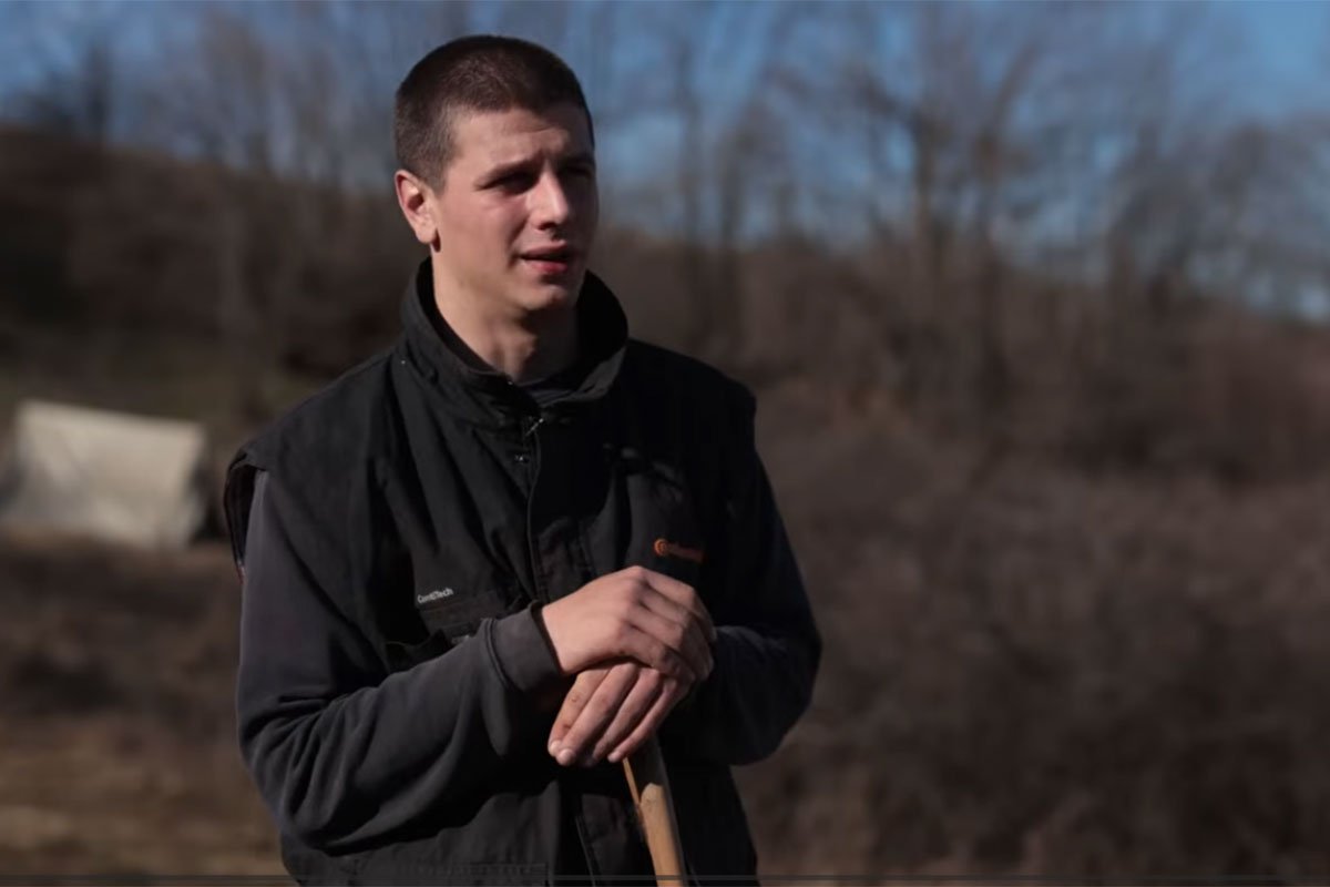 Miloš (21) živi u šatoru sa 300 ovaca, nema struje i sam plaća studije