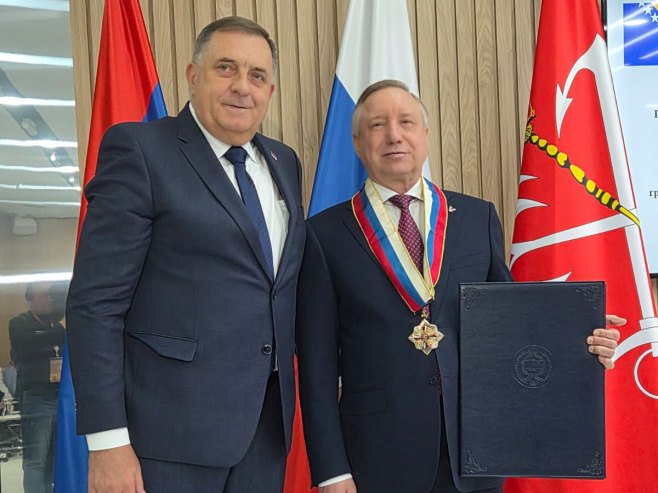 Dodik uručio Orden zastave Srpske sa zlatnim vijencem guverneru Beglovu